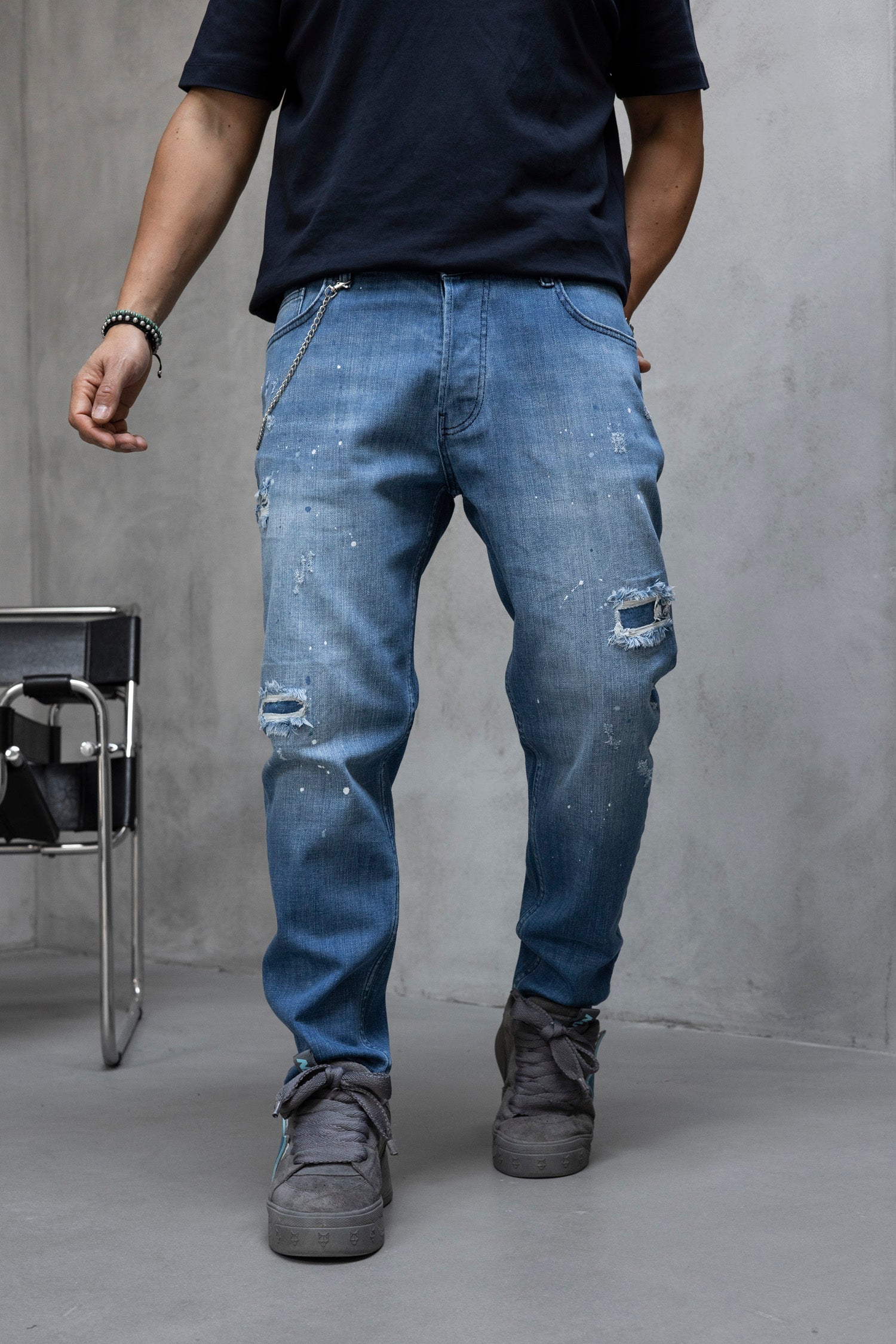 Blugi slim fit cu lant, rupturi si efect stropit (cod 6880)