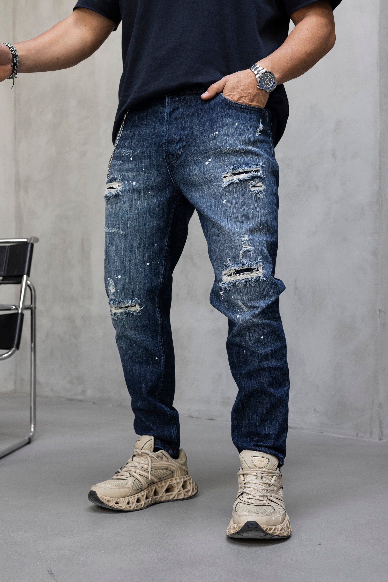 Blugi slim fit cu lant, rupturi si efect stropit (cod 6881)
