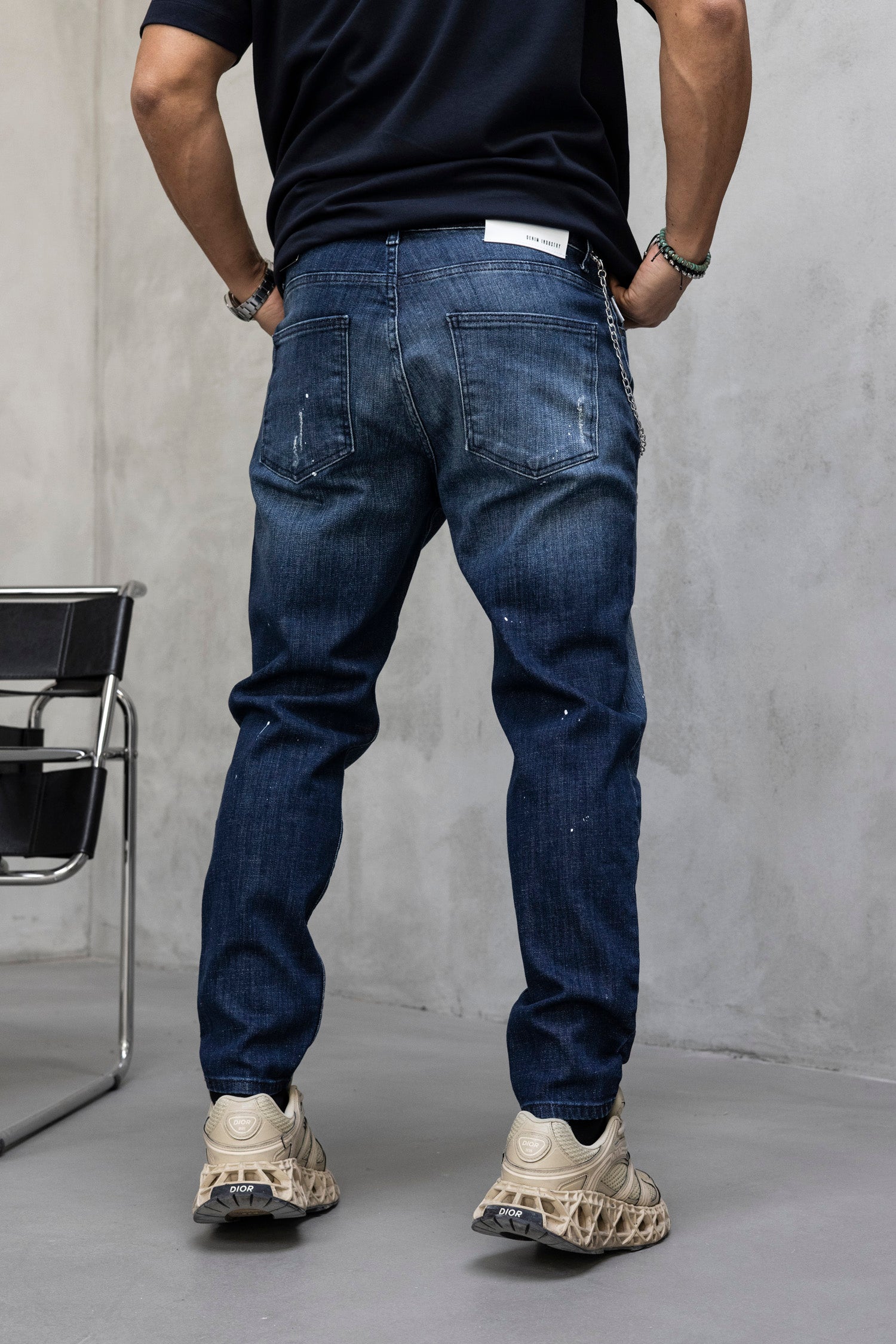 Blugi slim fit cu lant, rupturi si efect stropit (cod 6881)