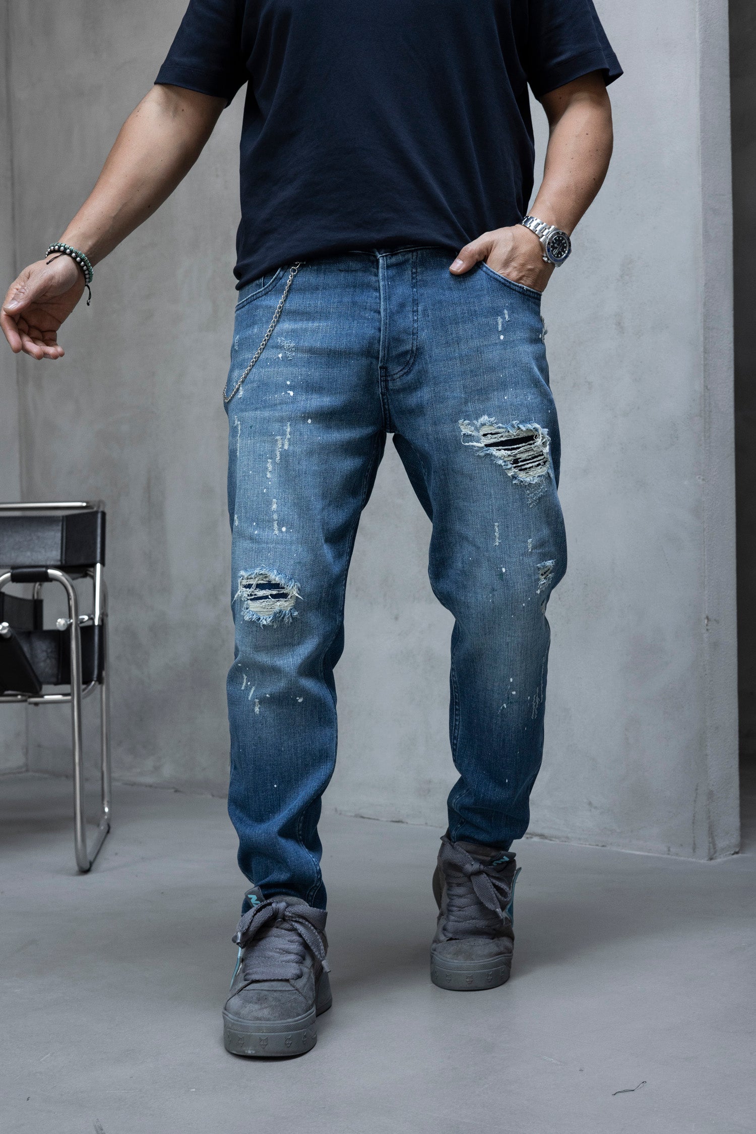 Blugi slim fit cu lant, rupturi si efect stropit (cod 6882)