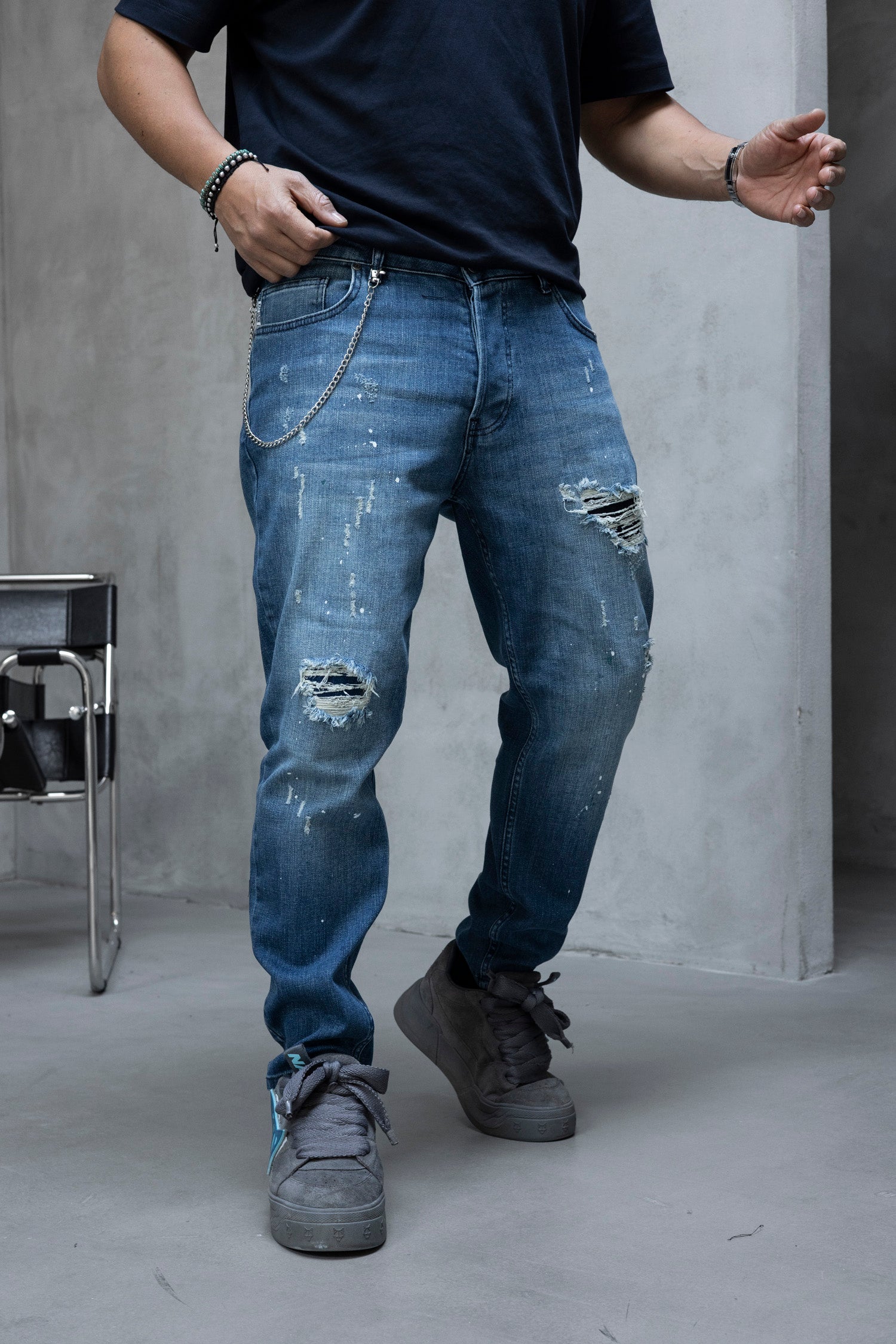 Blugi slim fit cu lant, rupturi si efect stropit (cod 6882)