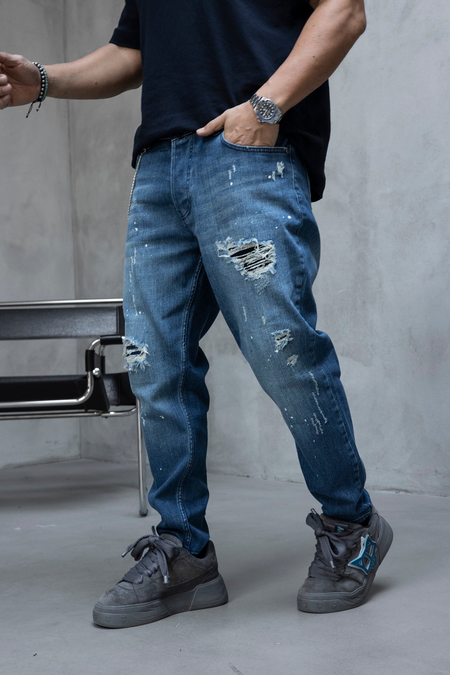 Blugi slim fit cu lant, rupturi si efect stropit (cod 6882)